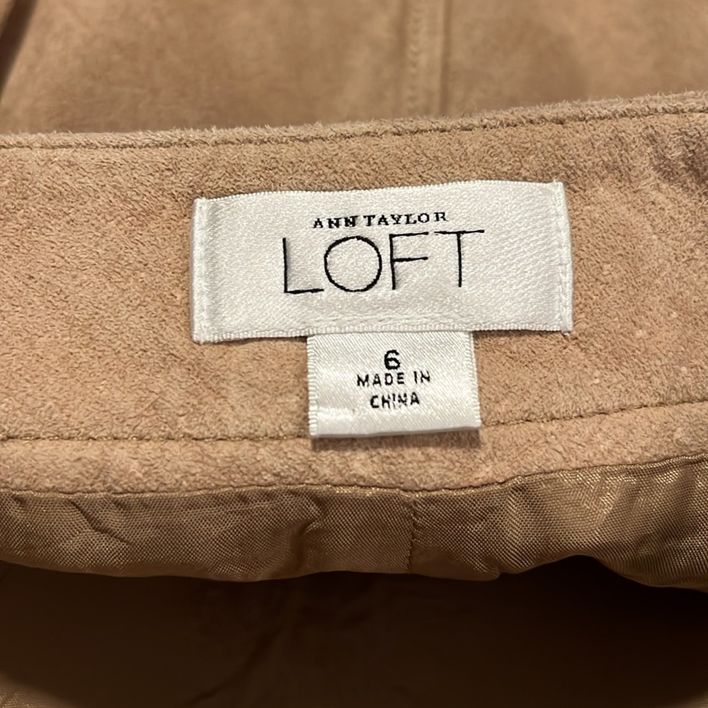 EUC Ann Taylor LOFT Leather skirt with pleats. SIZE 6. Tan - Picture 4 of 8